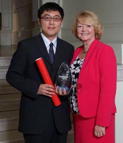 Hui Sun receiving his award